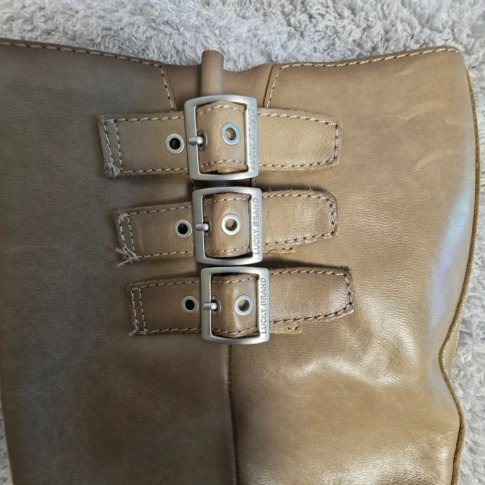 Lucky Brand Womens Riding Boots 7.5M Knee High Tan Leather Triple Buckle Low NEW